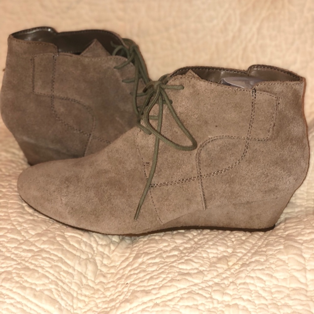 Olive green laces brown Nine West suede ankle boots